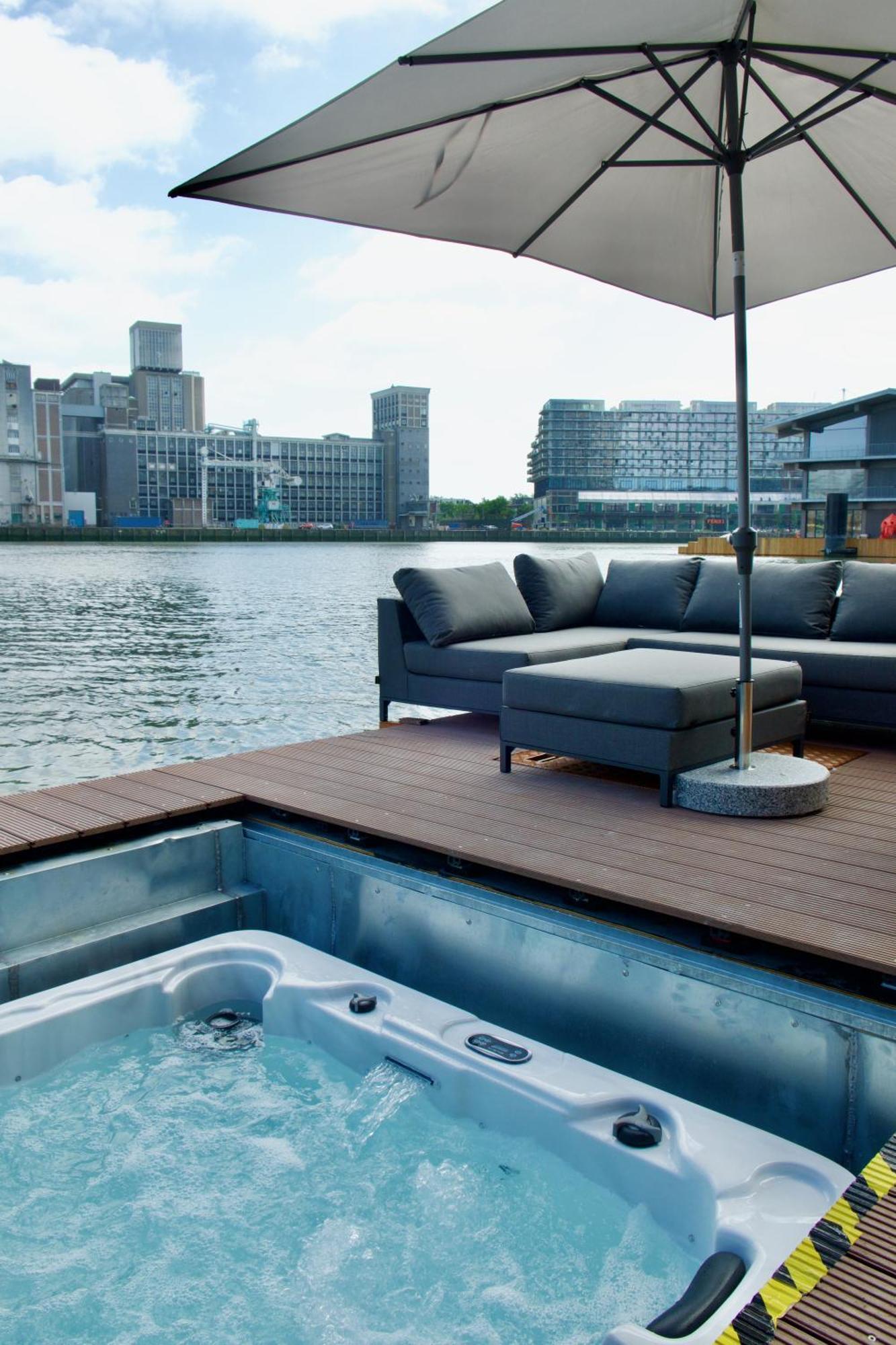 Wikkelboats At Floating Rotterdam Rijnhaven Roterdão Exterior foto
