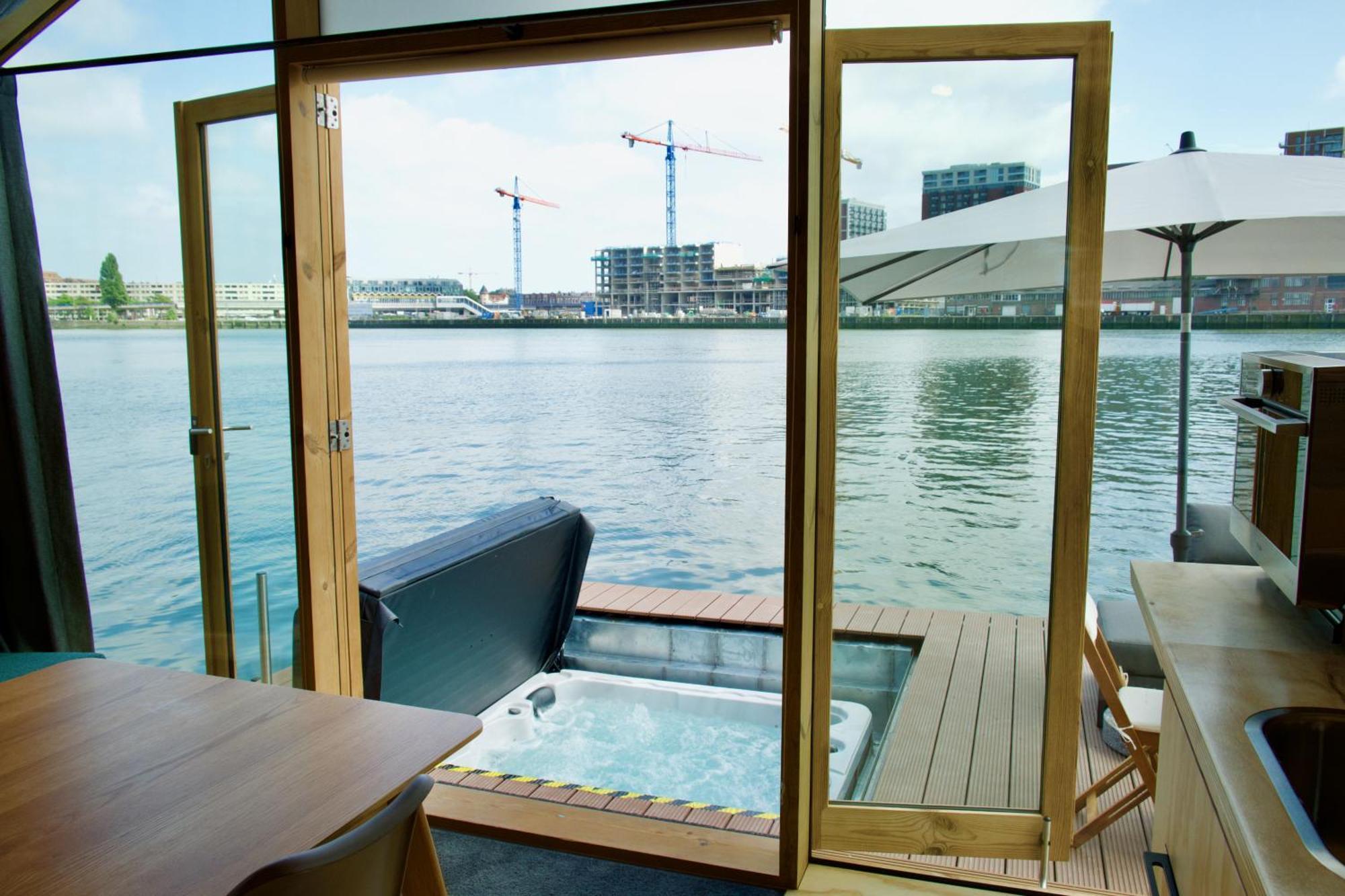 Wikkelboats At Floating Rotterdam Rijnhaven Roterdão Exterior foto